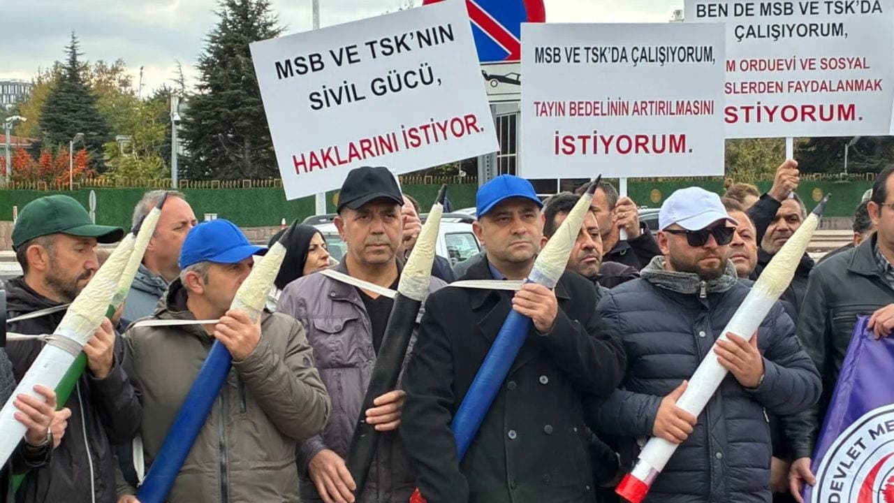 Savunma alanındaki sivil memurlardan özlük hakları eylemi: ‘Bıçak kemiği parçaladı’
