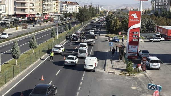 KPSS’ye yetişirken kaza yaptılar: 5 araç birbirine girdi, 2 kişi yaralandı