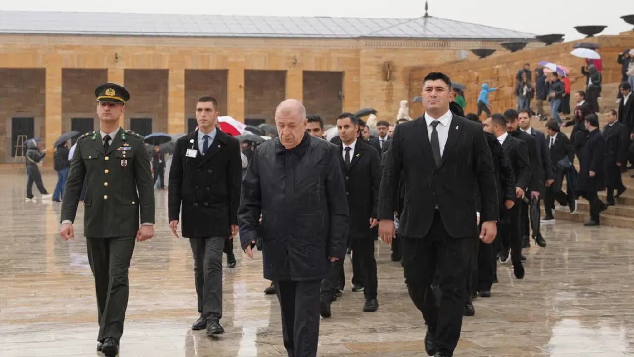 Ümit Özdağ ve Zafer Partisi Gençlik Kolları İl Başkanlarından Anıtkabir'e ziyaret