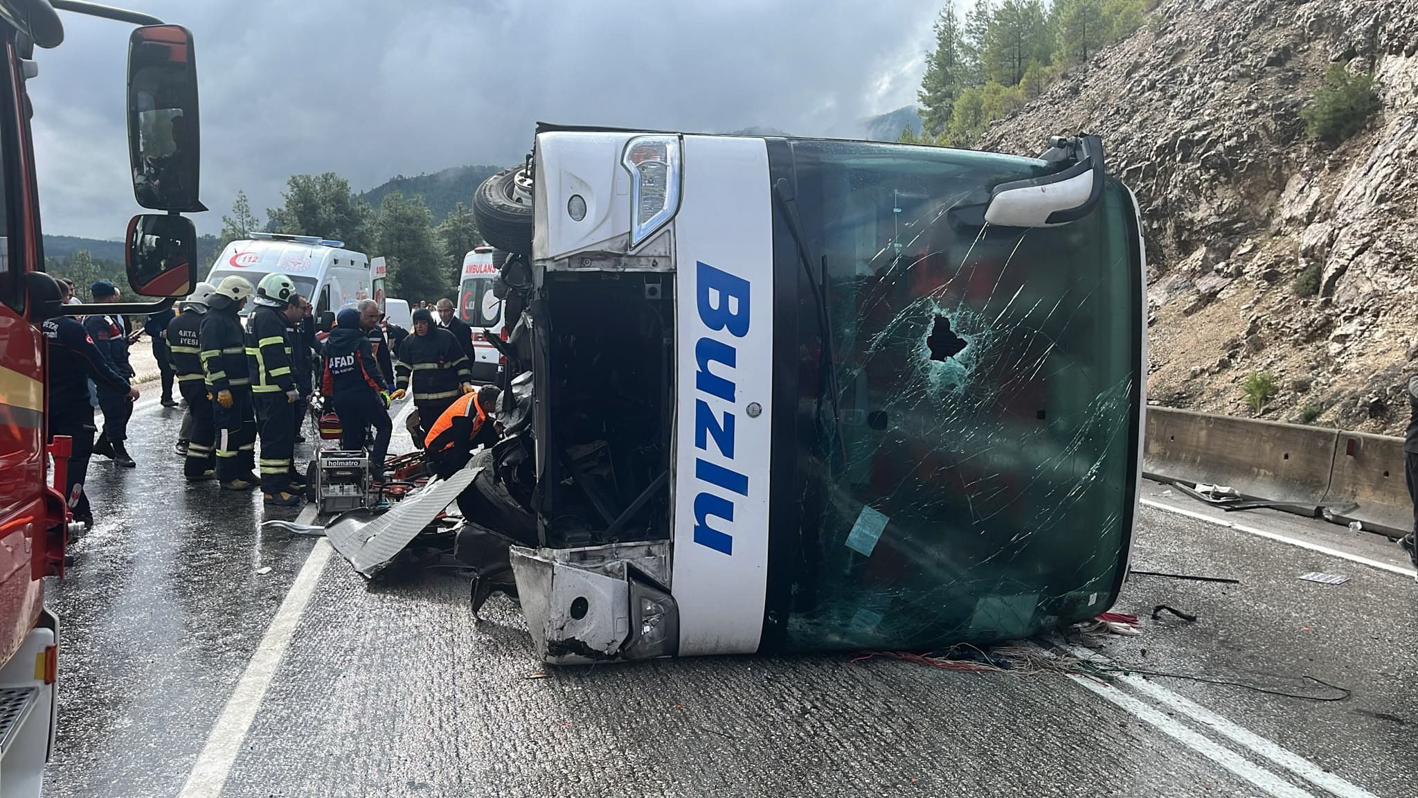 Son dakika... Yolcu otobüsü devrildi: 1 ölü, 8 yaralı