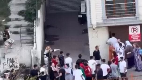 Çocukları kuş yalanıyla kandırmaya çalıştılar! Mahalleli saldırınca otoparka kilitlendiler