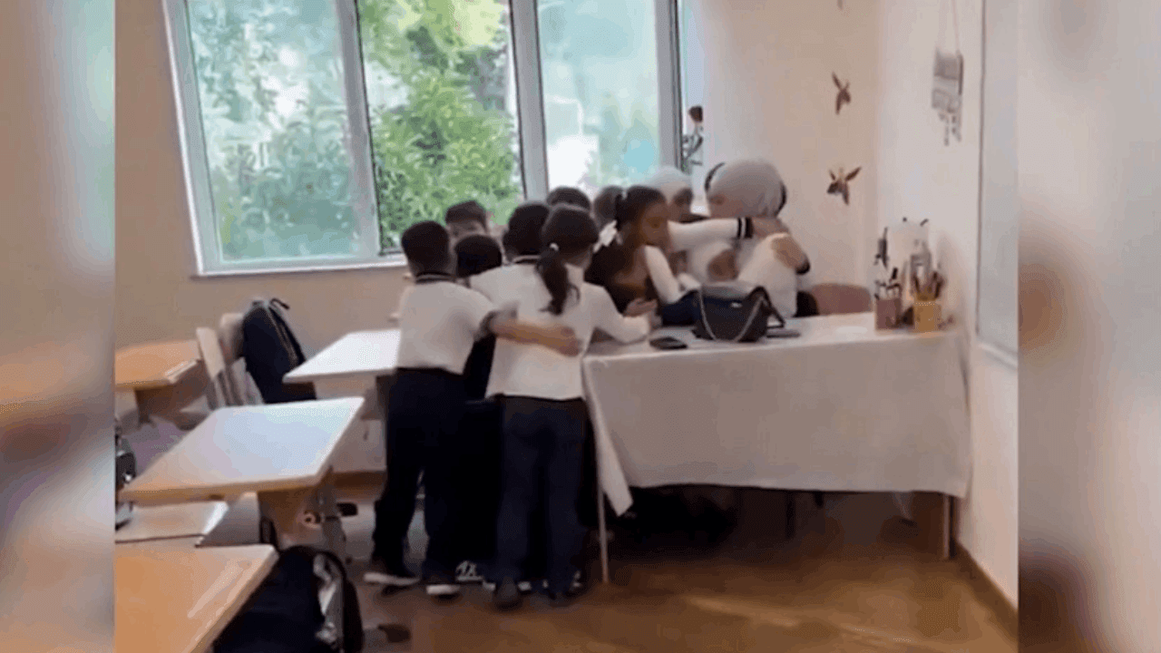 Azerbaycan’da kıyafet düzenlemesi öğretmenleri de kapsadı