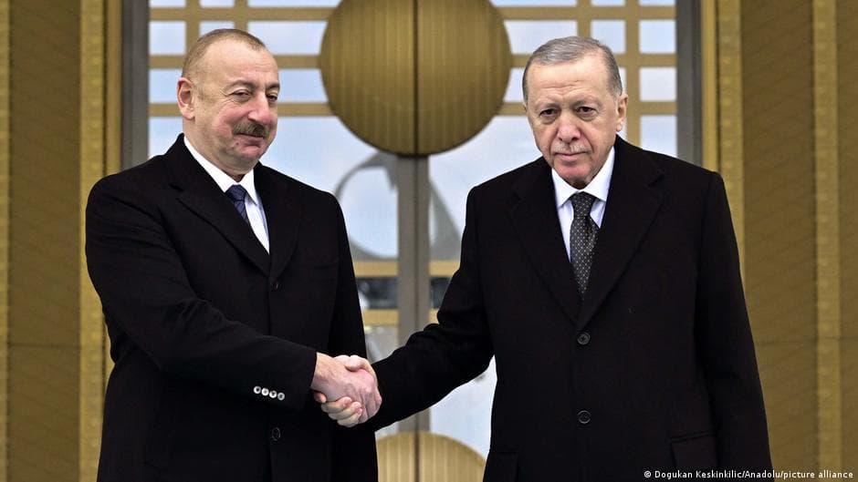 Azerbaycan: Cumhurbaşkanı danışmanı Oktay Saral uzaklaştırıldı